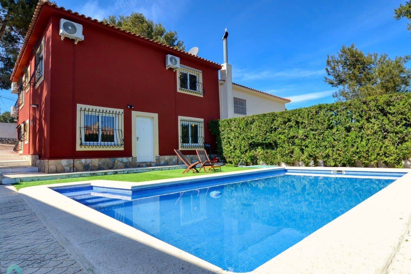 Lujoso Chalet 4H con piscina privada a 10 minutos de la playa en Torrevieja